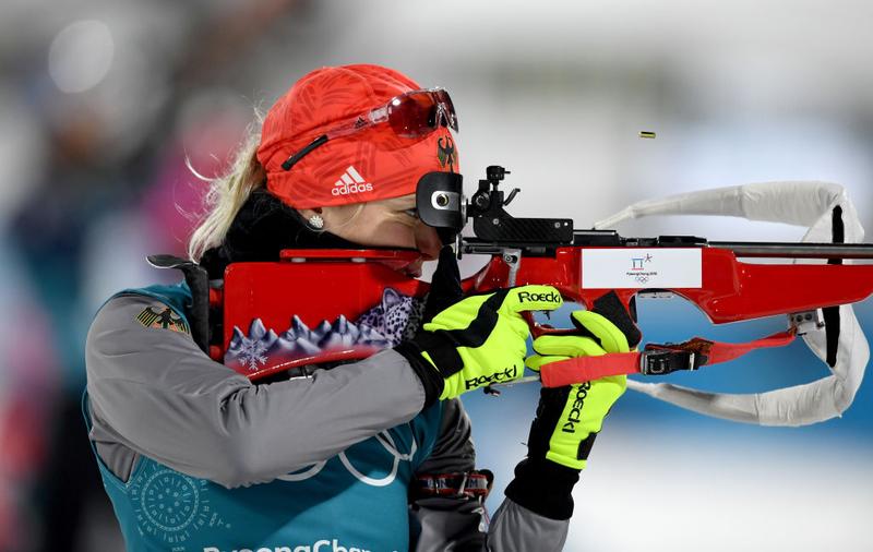 バイアスロンで射撃を行う選手