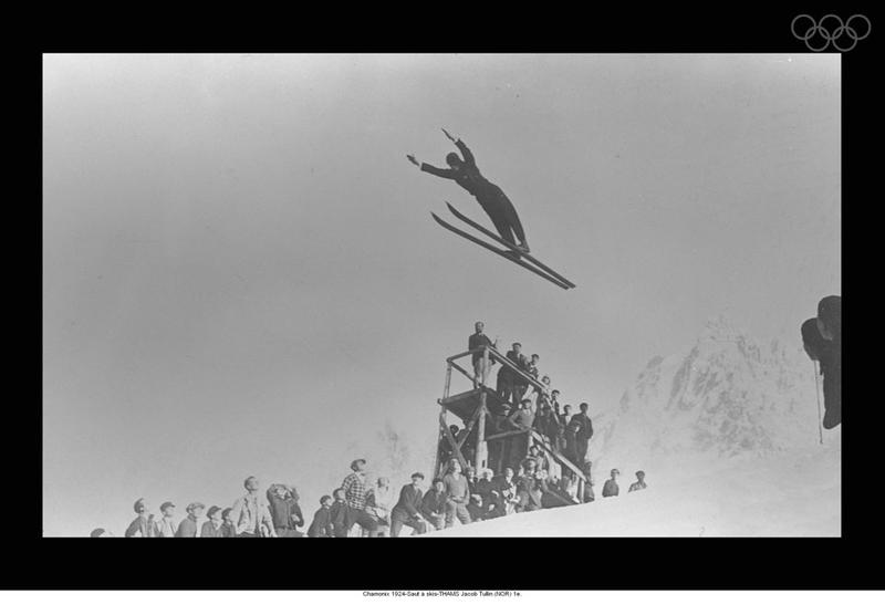 コングスベルガー・テクニック（Kongsberger technique）で飛ぶチューリン選手。1924年の第1回冬季オリンピック。