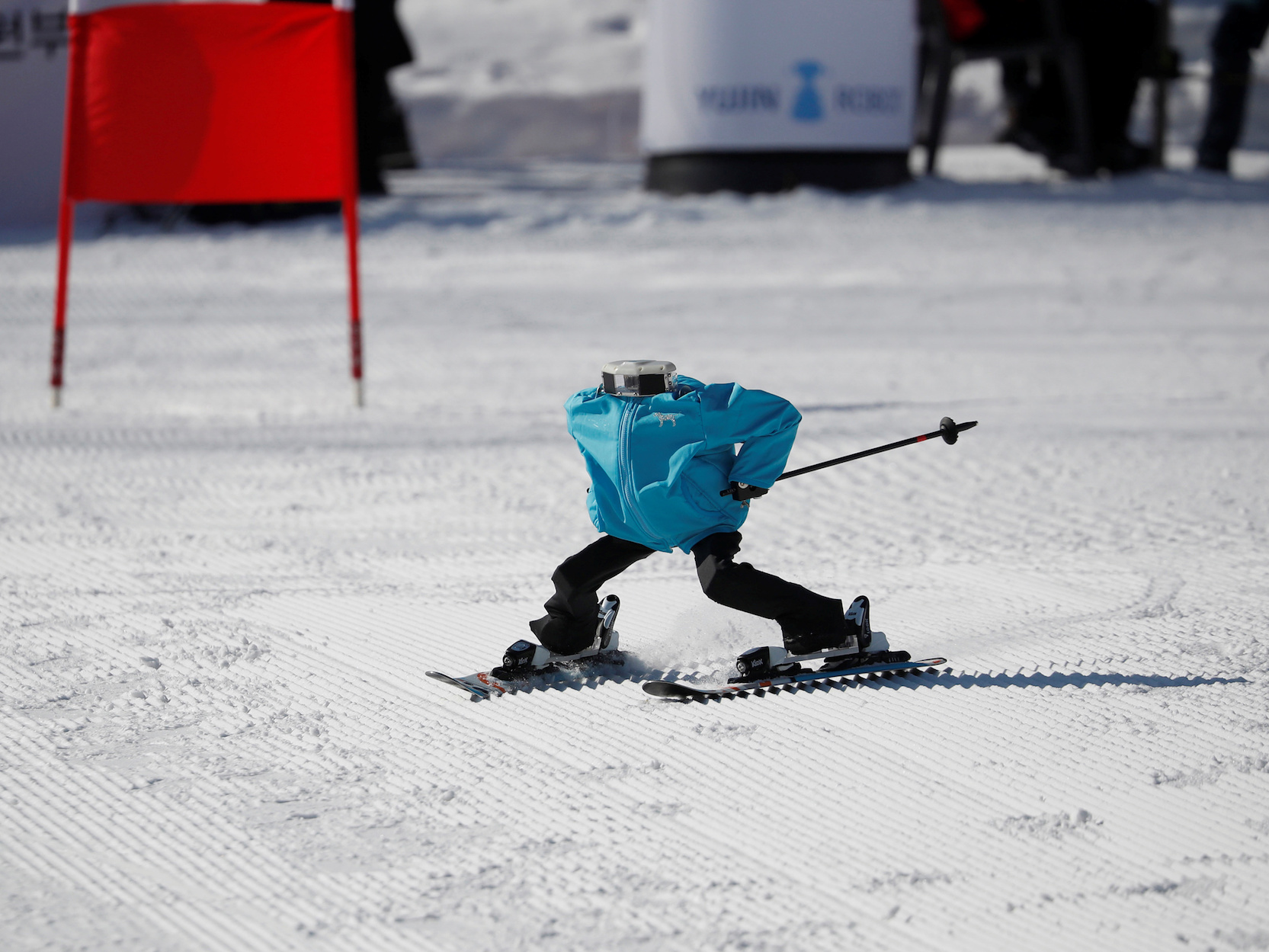 ゲレンデを滑るロボット。
