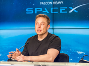 ファルコンヘビーの記者会見で報道陣に向かって話すイーロン・マスク氏。
