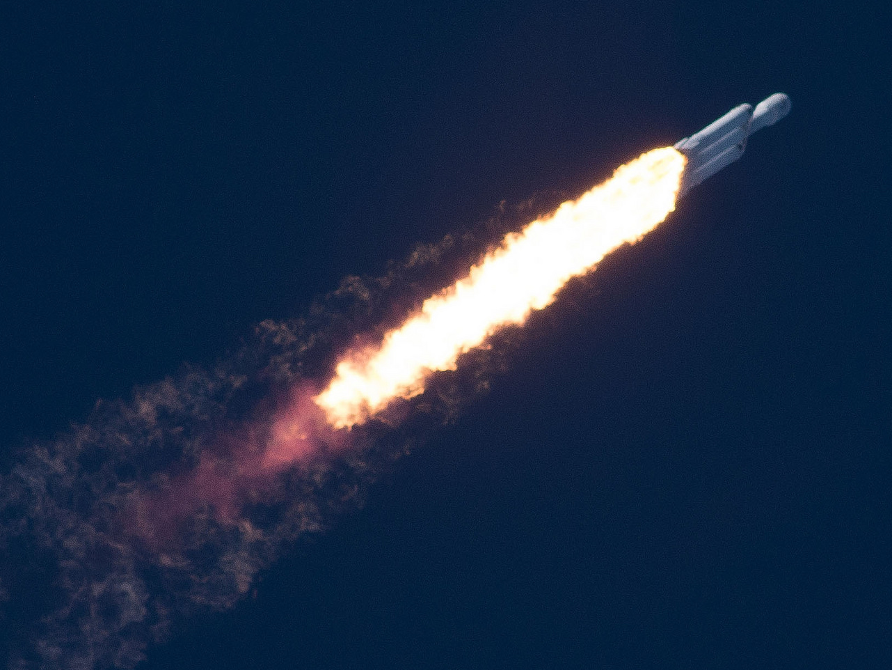 2月6日（現地時間）、初めて打ち上げられたスペースXのファルコン・ヘビー。