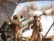 シリアにおける｢生来の決意作戦（Operation Inherent Resolve）において、M777 155mm榴弾砲射撃を行う米海兵隊第11海兵遠征部隊。2017年3月24日。