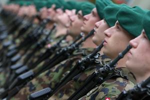 永世中立国スイス、銃所有率が極めて高いのになぜ乱射事件が起きないのか