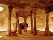 洞窟のようなスペースで絵画や映像が展示される。