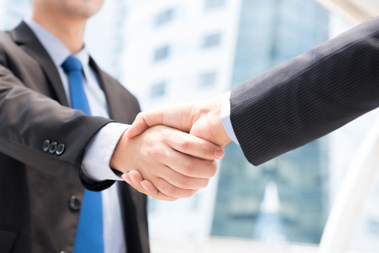 握手するビジネスマンの写真
