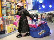 トイザらスで買い物をする子ども