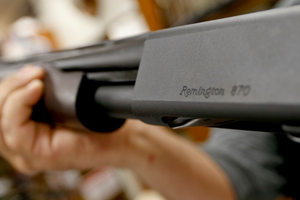 トランプ政権下で低迷する銃の売り上げ —— 老舗の「レミントン」が破産法の適用を申請