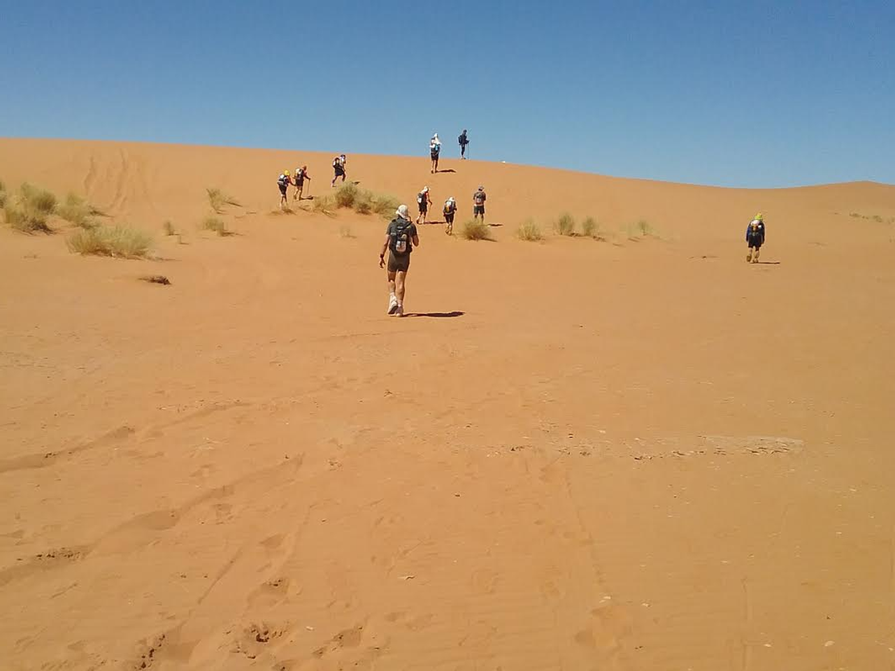 砂漠を走る人たち