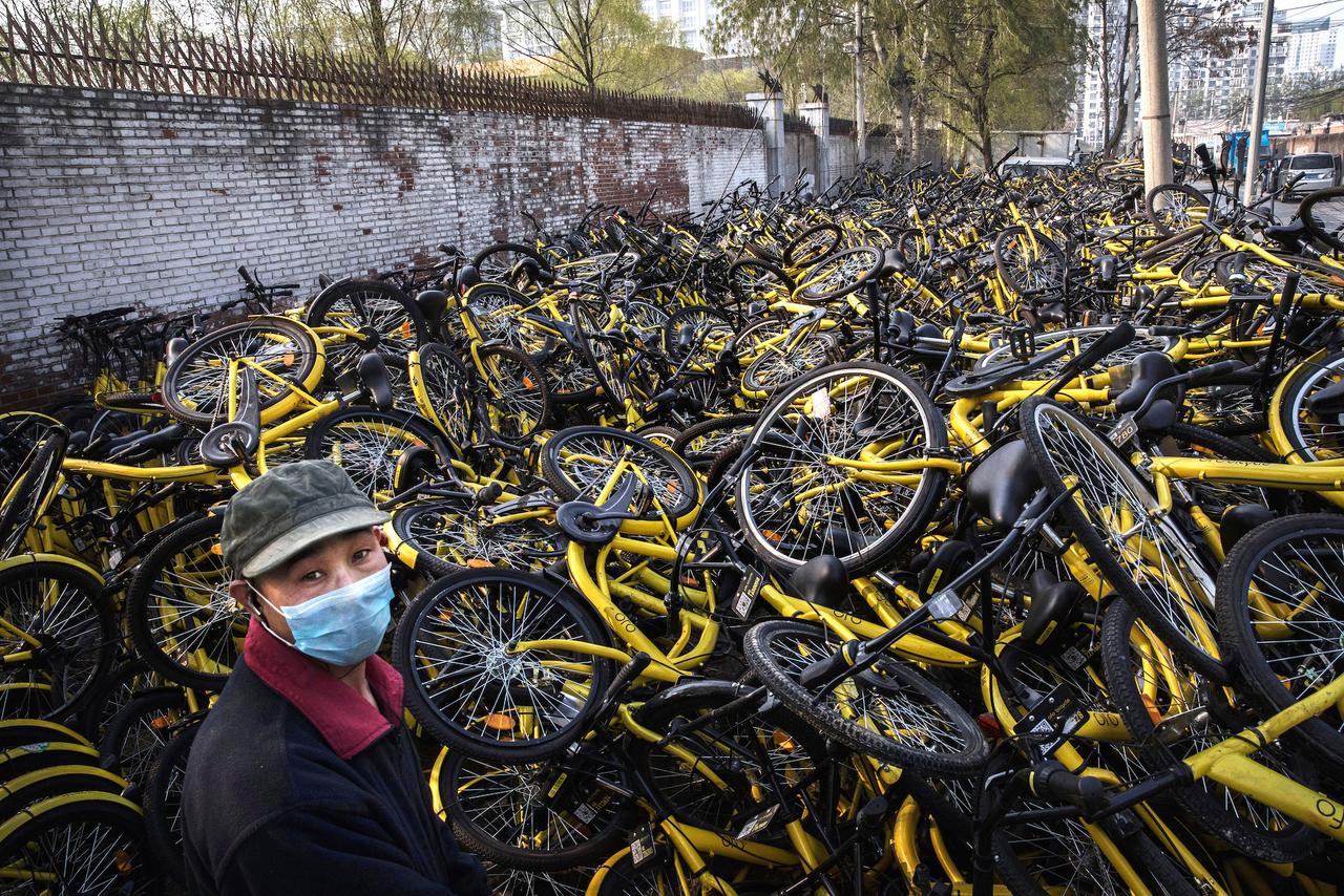修理場に積み重ねられた、壊れたofoのシェア自転車。北京、2017年3月29日。