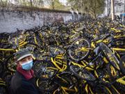修理場に積み重ねられた、壊れたofoのシェア自転車。北京、2017年3月29日。