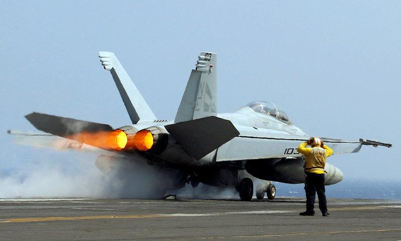 女性初のF/A-18パイロットの1人、緊急着陸したサウスウエスト
