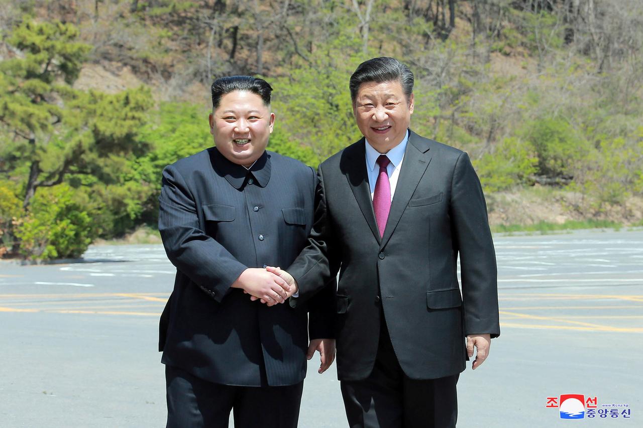 大連で会談を行った金正恩朝鮮労働党委員長と習近平国家主席