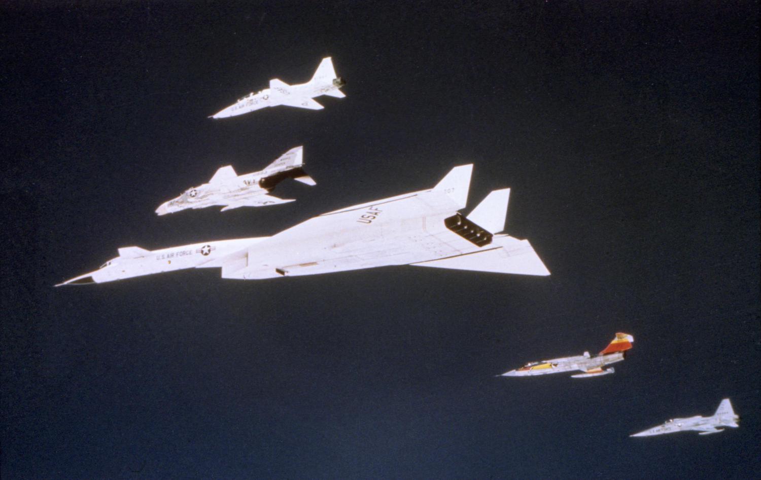 XB-70 ヴァルキリー、アメリカ史上“最大、最速”の爆撃機になれなかった