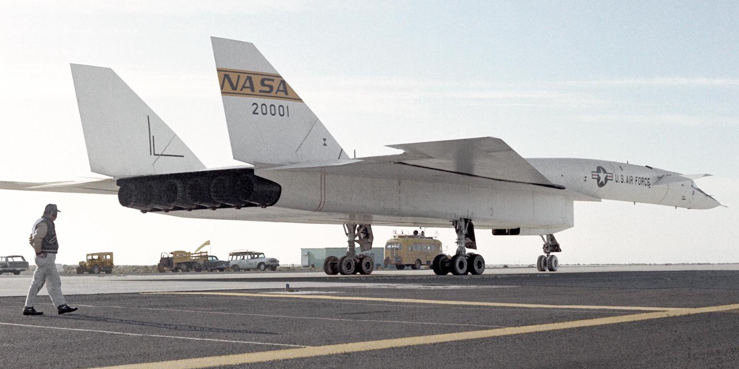 後方に立つ人物と比べるとXB-70Aの大きさが分かる。6基のエンジンのノズルが2枚の垂直尾翼の間に見える。