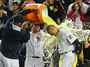 スポーツドリンクをかけられるMLBの選手