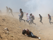 逃げるパレスチナ人デモ参加者