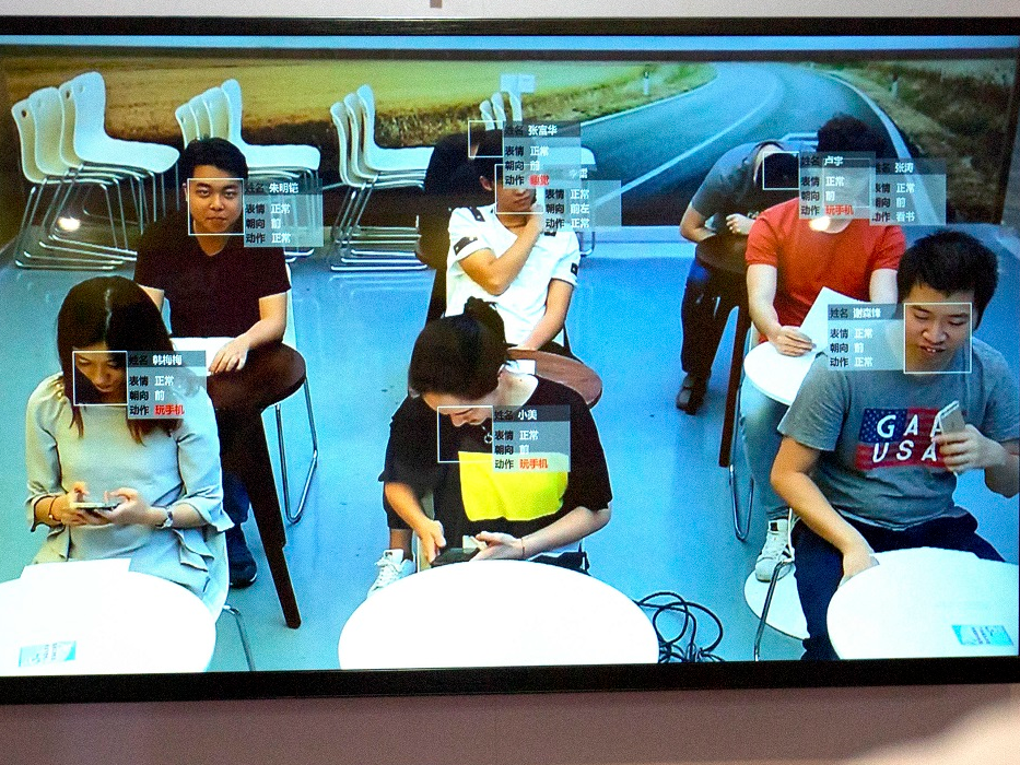 私語をしたり、携帯を見ている生徒を検知する顔認証技術の展示。
