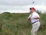 ゴルフをするトランプ氏