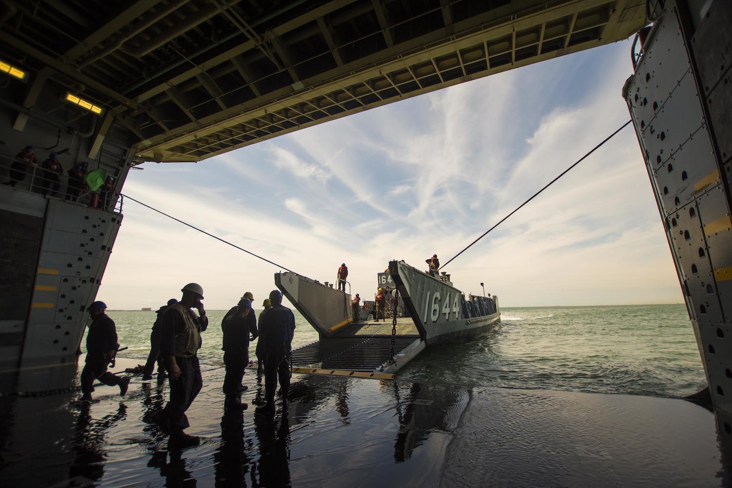 ドック型輸送揚陸艦、USSアーリントンに乗ってみた | Business