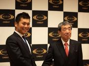 RIZAP（左）とカルビーCEOの松本晃氏（右）
