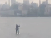 video-shows-a-guy-paddle-boarding-across-the-hudson-river-in-a-suit-so-he-didnt-miss-a-meeting-in-nyc