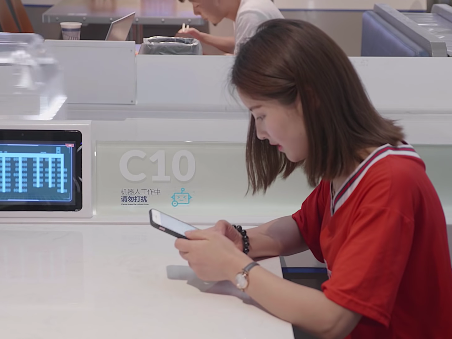 ロボットが新鮮なシーフード料理を運ぶアリババのレストラン