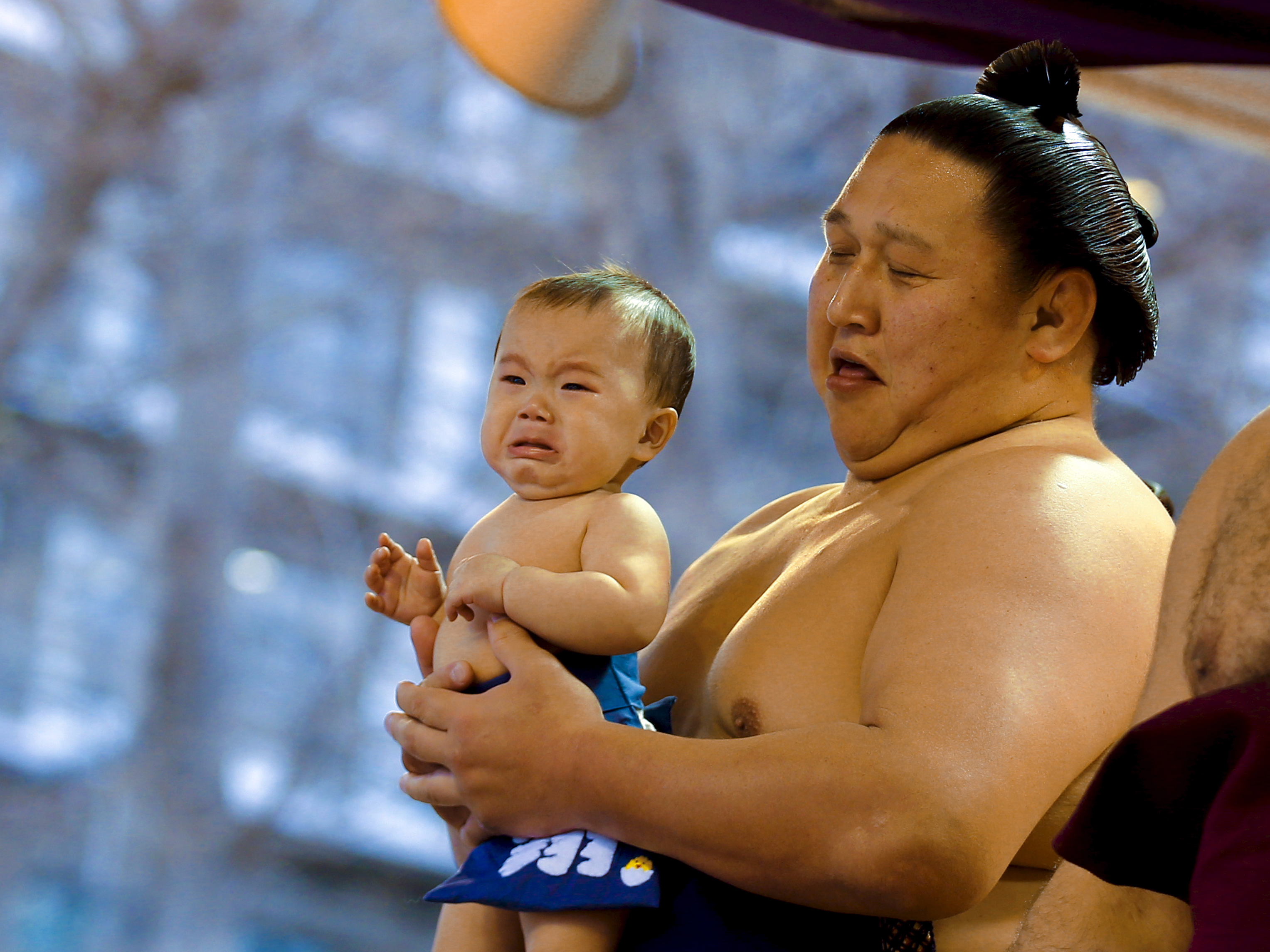 相撲取りと赤ちゃん
