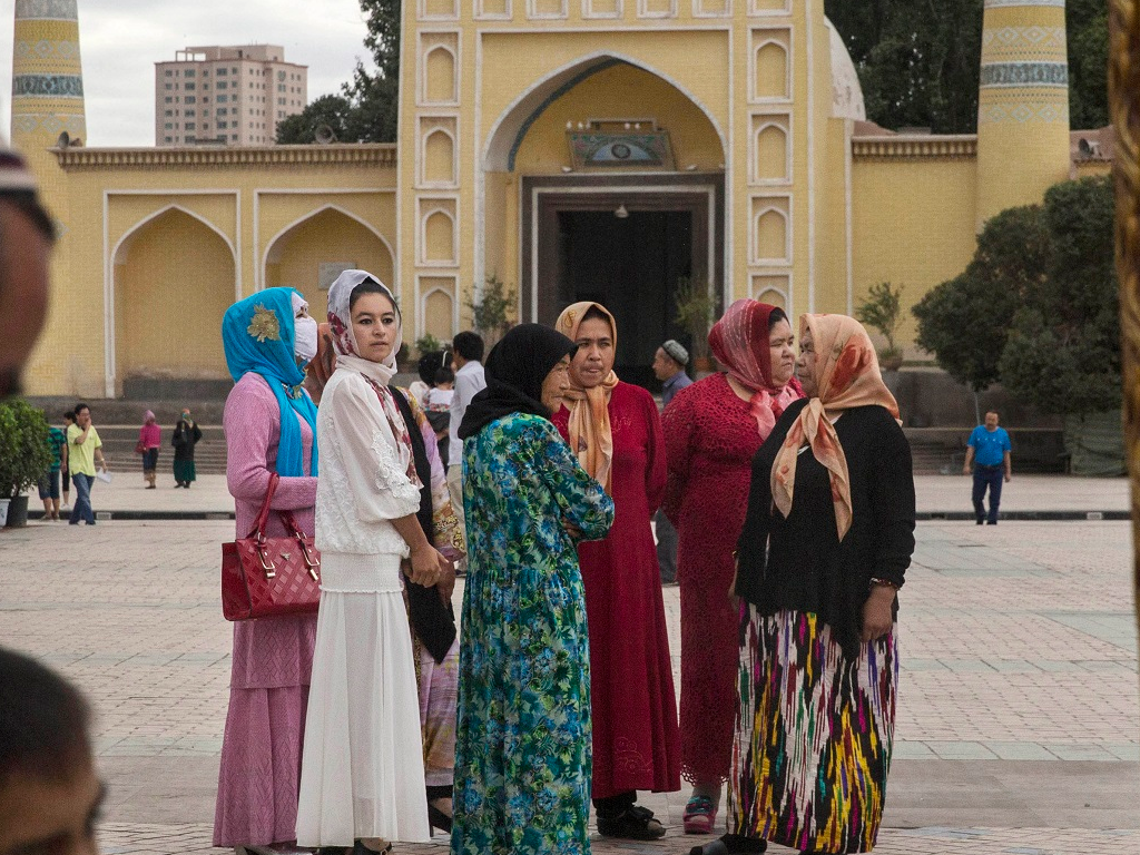 ドレスの裾が長すぎる！ 中国で警察が少数民族の女性の服を切って回る