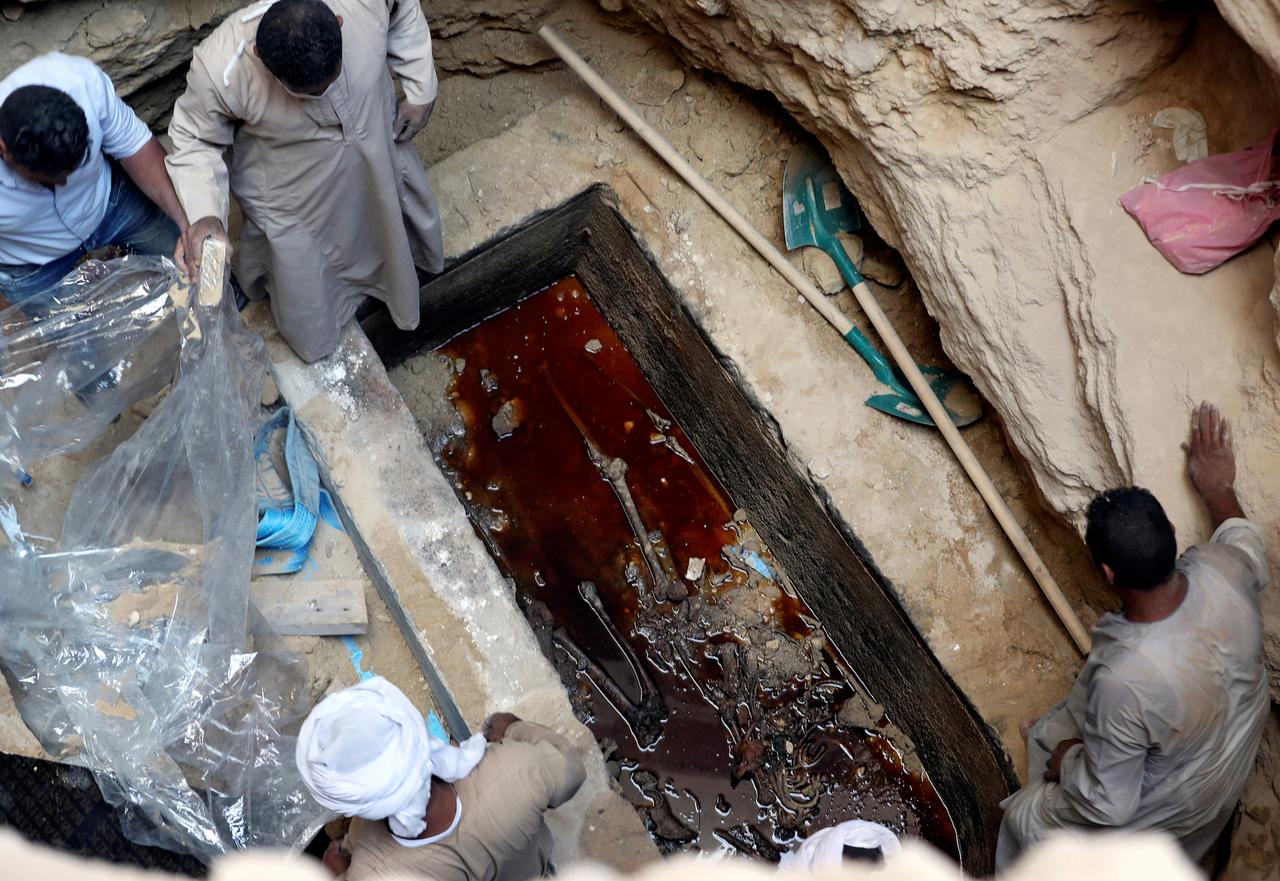 3体の人骨と下水が入った石棺を掘り起こす作業員