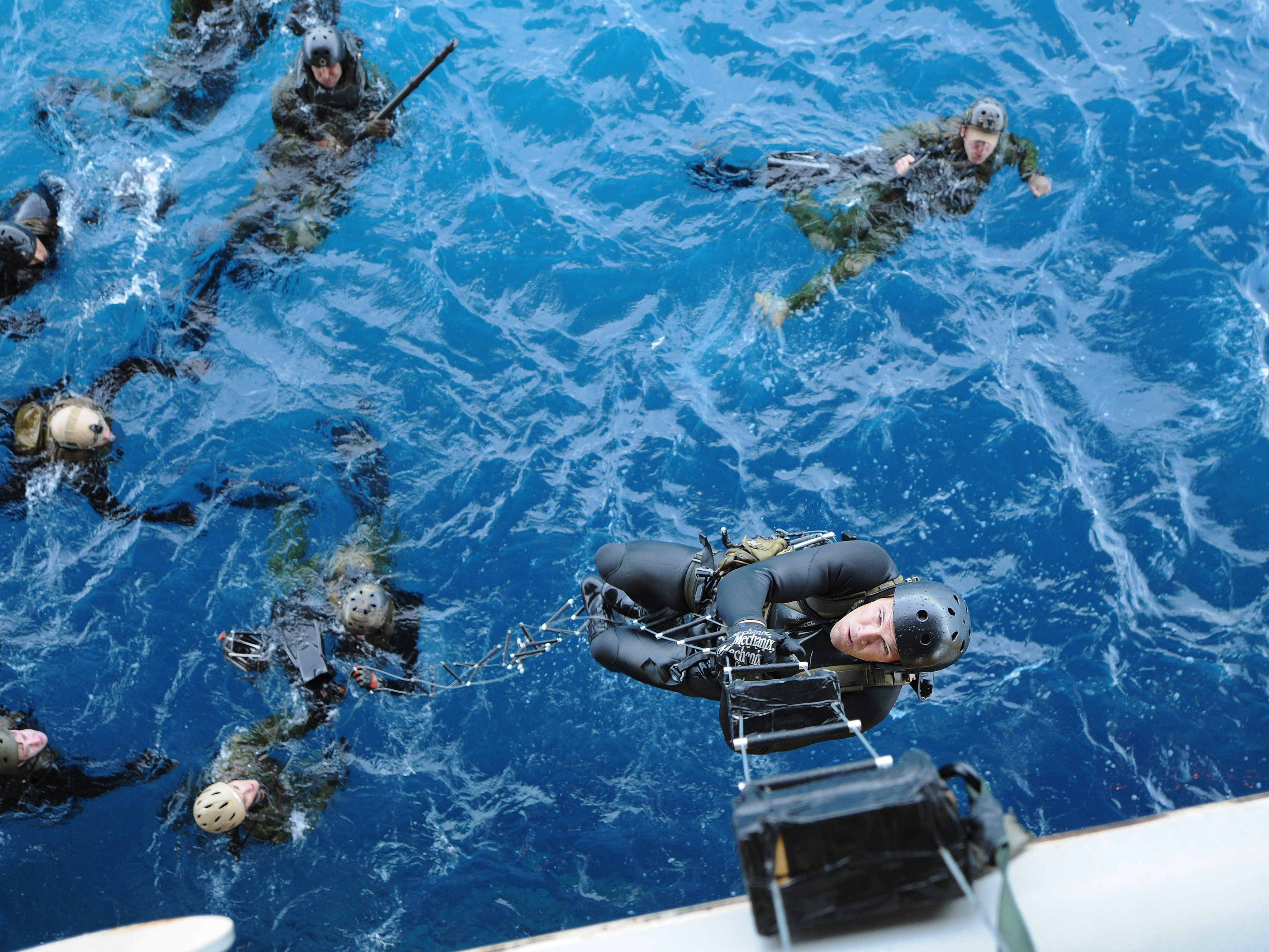 疲れることなく、泳ぎ続けられる！ これが米海軍特殊部隊ネイビー ...