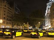 バルセロナの街を走るタクシー