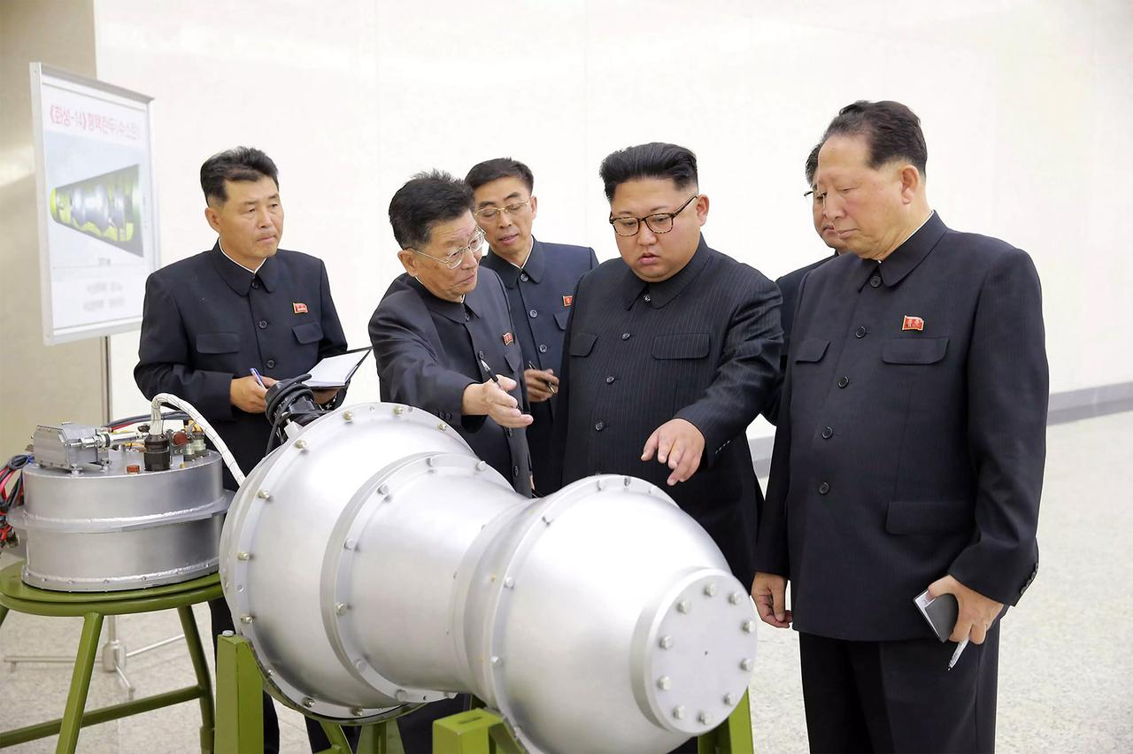 小型化された熱核弾頭の部品と思われるものの前に立つ北朝鮮の最高指導者、金正恩氏。
