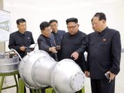 小型化された熱核弾頭の部品と思われるものの前に立つ北朝鮮の最高指導者、金正恩氏。