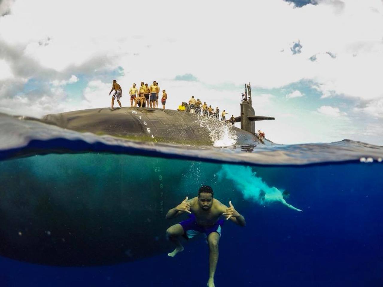 写真で見る、原子力潜水艦の隣で泳ぐ米海軍の兵士たち