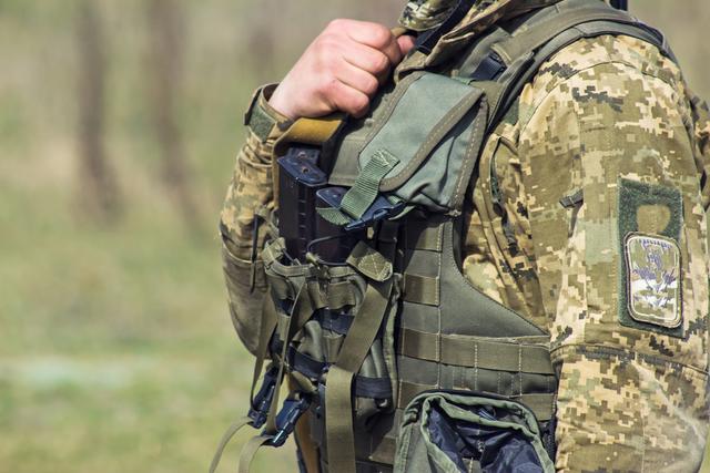 米軍が注目！ 装備を軽量化する強くて快適な素材とは | Business 