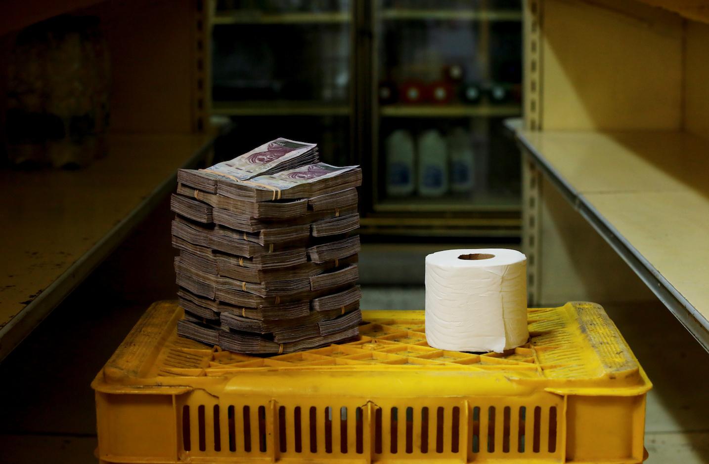 こんなに大量の現金をどうやって持ち歩いていた？ 写真で見る、ベネズエラの経済危機 | Business Insider Japan