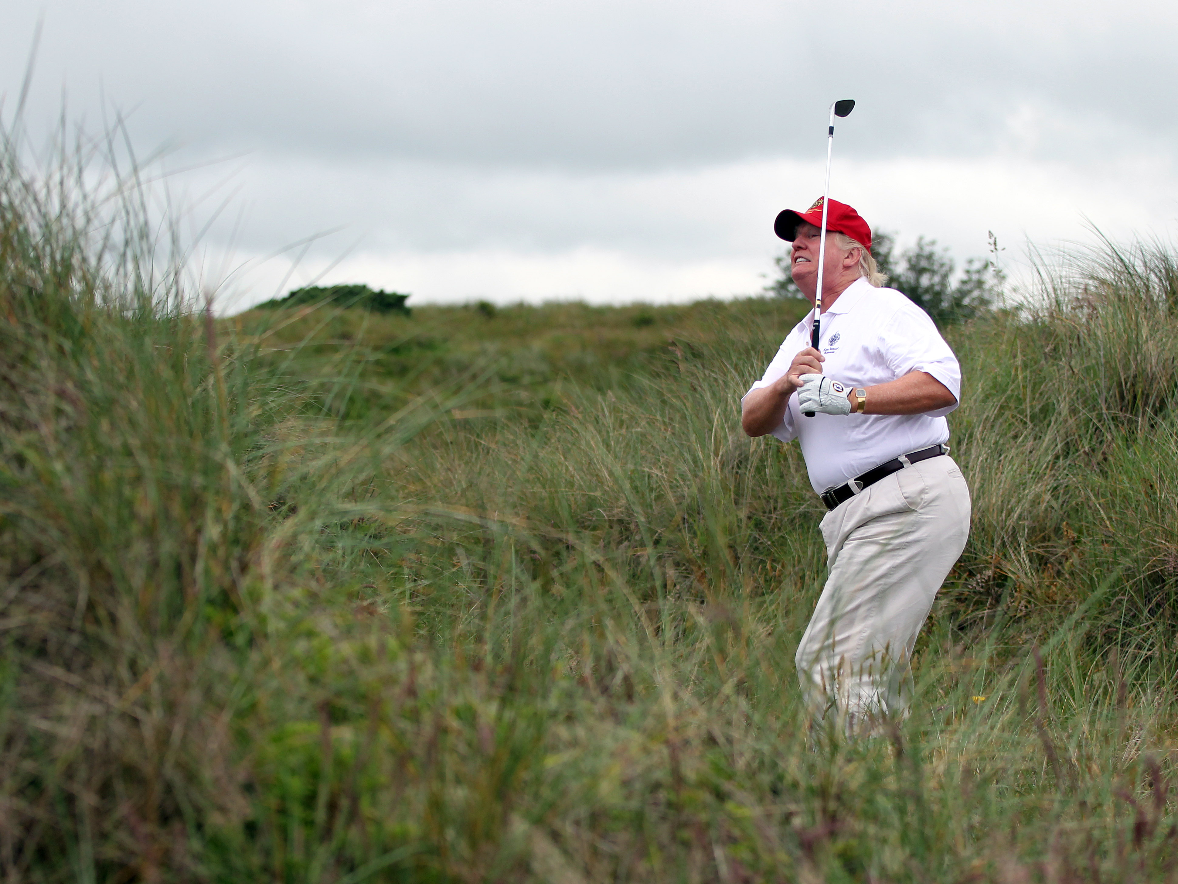 ゴルフをするトランプ大統領
