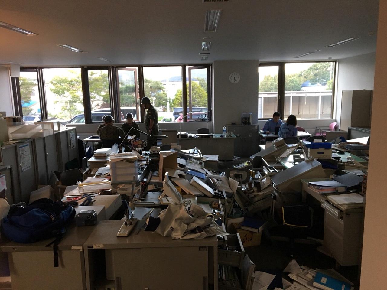 地震の被害を受けた安平町役場で活動する自衛隊