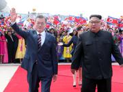 南北首脳会談を前に歓迎式典に出席した韓国の文在寅大統領（左）と北朝鮮の金正恩委員長