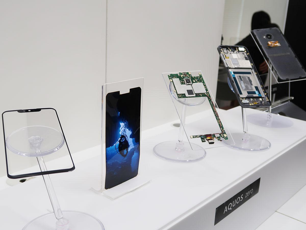 勢いにのるシャープ「AQUOS」、自社製有機ELで実現した超軽「zero」の