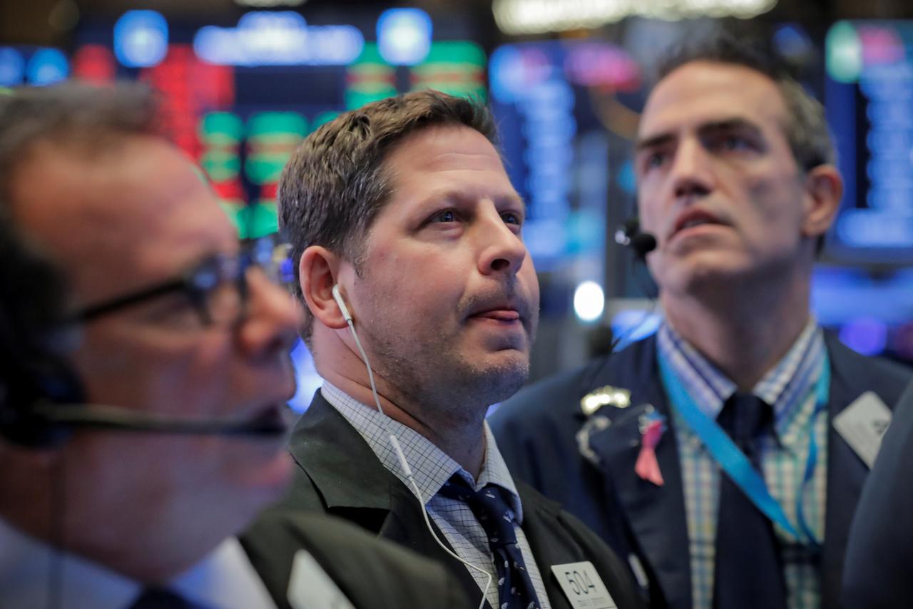 2018年10月11日、ニューヨーク証券取引所で苦い表情を見せるトレーダー。