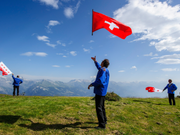 スイスの国旗を振る人たち