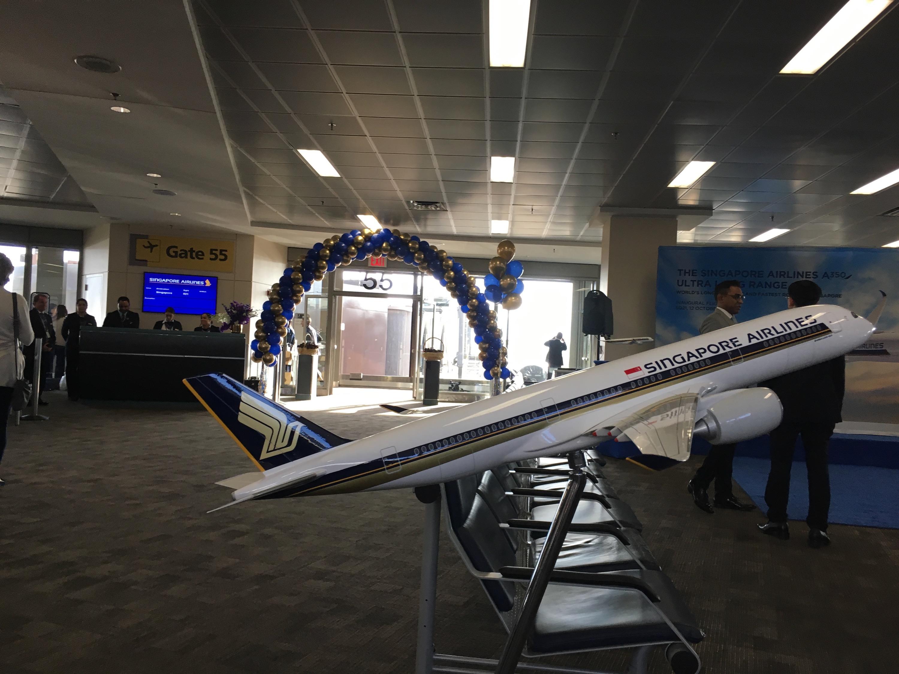 18時間、約1万6000キロ、世界最長フライトに乗ってみた | Business