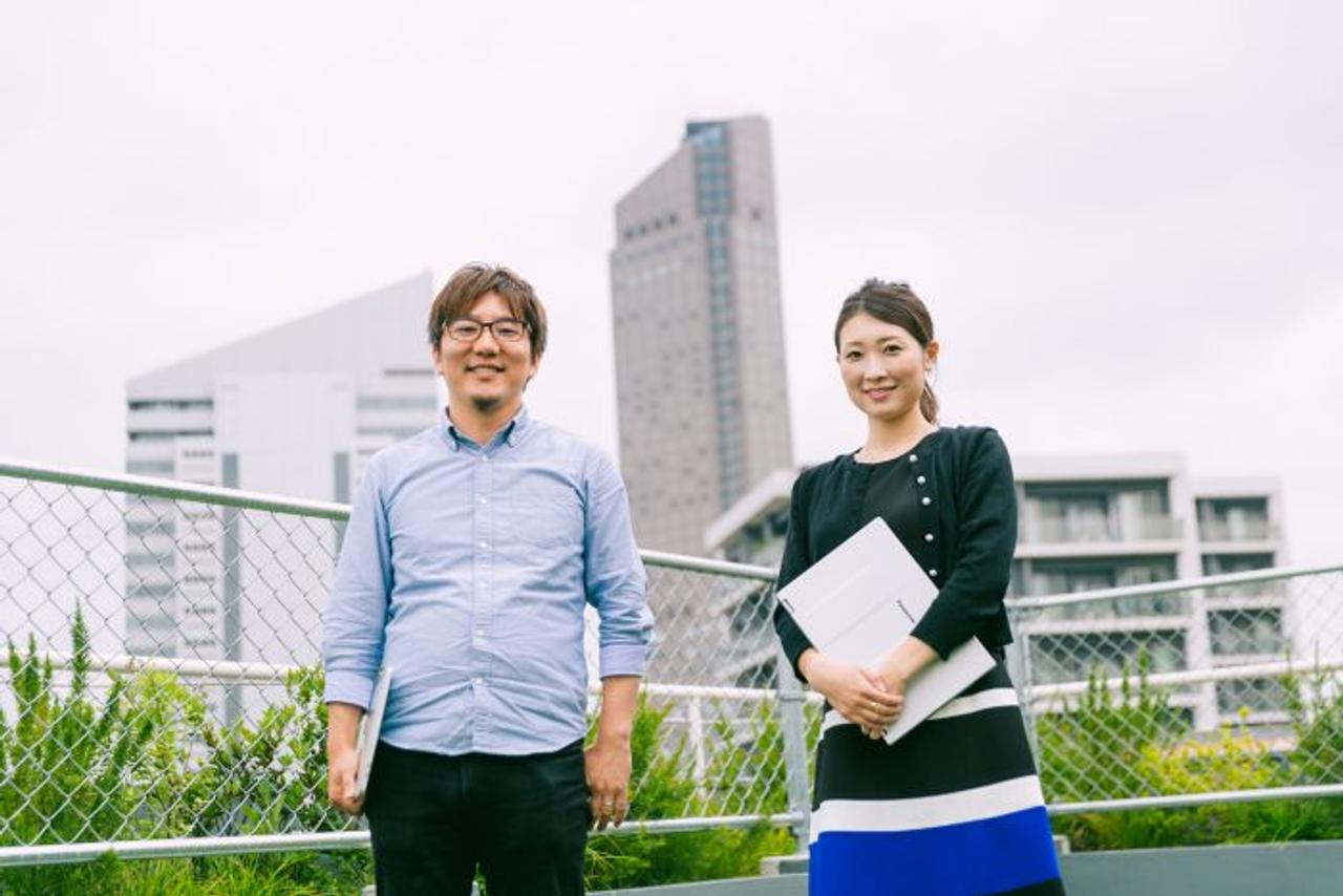 働き方ファームのCEO、石倉秀明さん（左）と新規事業担当、高橋真結さん（右）