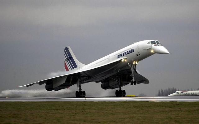 エールフランスコンコルド(Concorde) 1／100スケールモデル 脱がせる