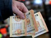 2016年のパワーボールチケットを手に持つ客。