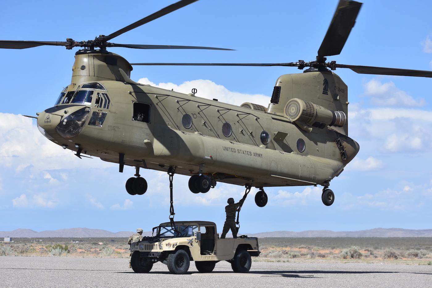 米陸軍を50年以上支える大型輸送ヘリ、CH-47チヌーク | Business ...