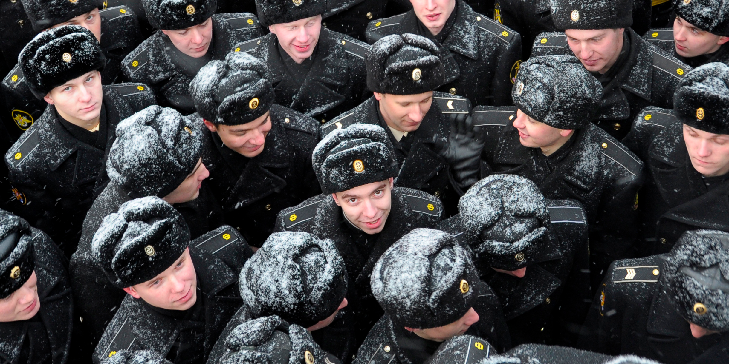 演習に向かうロシアの重原子力ミサイル巡洋艦の式典に参加した船員たち。2010年3月30日。