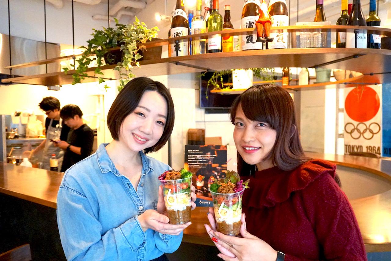 NEWPEACEでカレー専門店・6curryの事業責任者を務める廣瀬彩さん（左）と、アートディレクターのYOPPYさん。