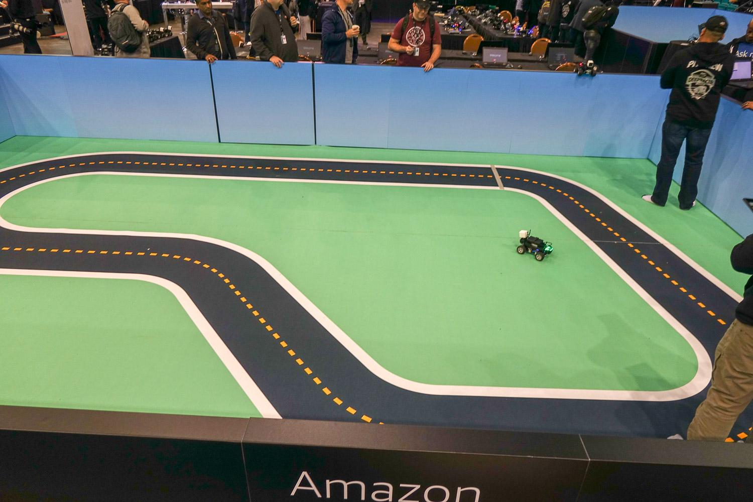アマゾンAWSのAIロボットカー「DeepRacer」の衝撃 —— 強化学習
